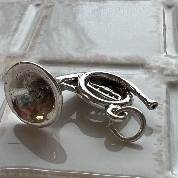 French Horn Vintage Charm NOS Silver Tone Music Pendant - Picture 3 of 6